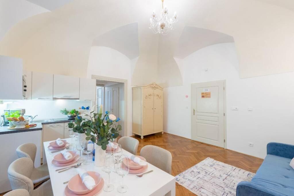 Rose Apartments / Romantic & Cozy / City Center Praga Exterior foto